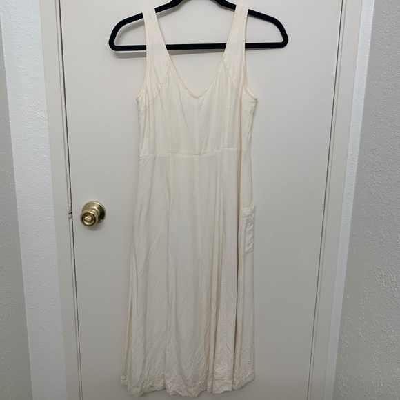 White sun dress with buttons and pockets - Picture 2 of 4